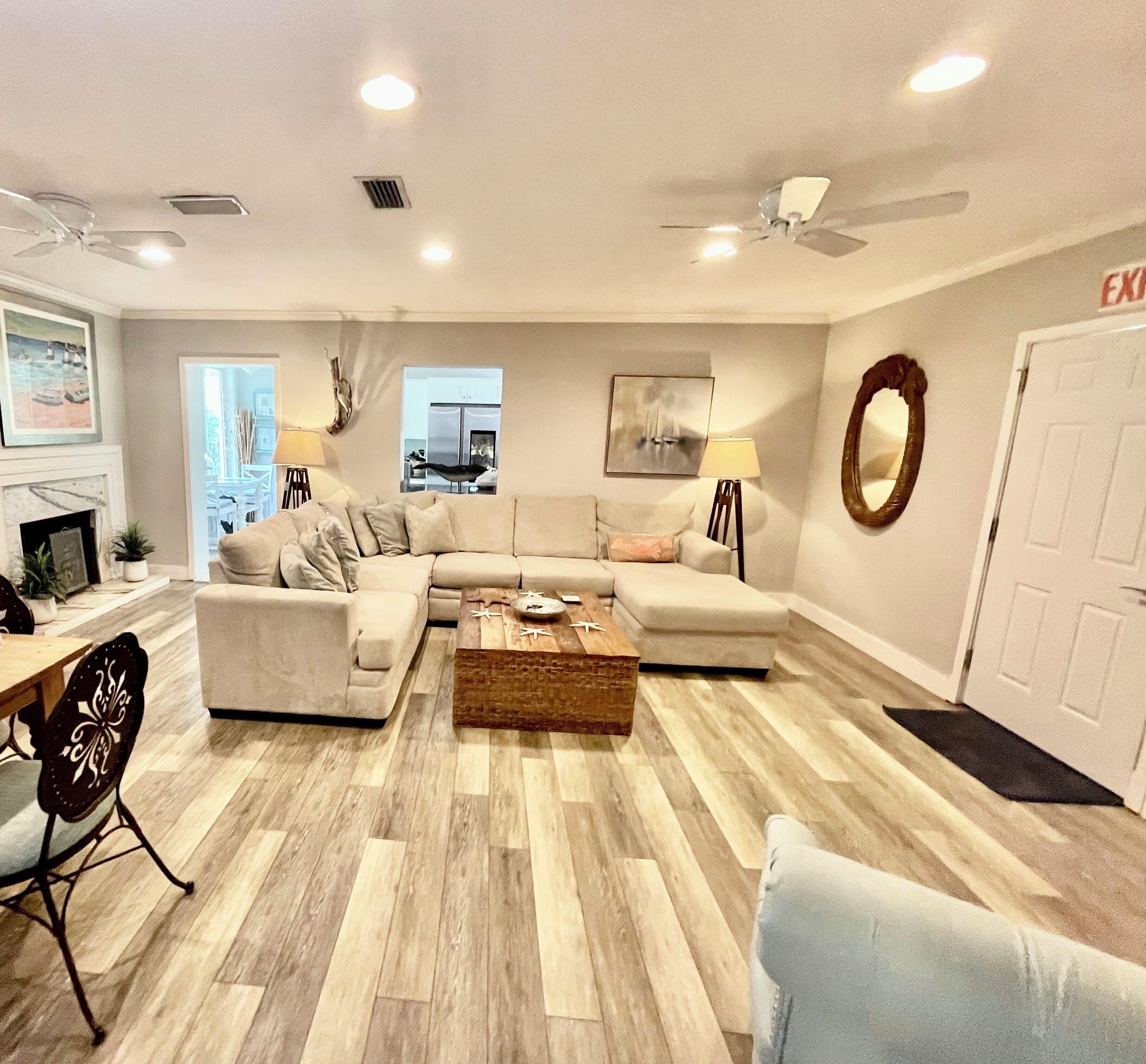 Een smart-tv, een open haard, boeken en een printer