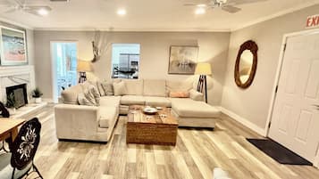 TV connectée, cheminée, livres, imprimantes