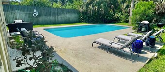  Coquina Cove Pool Home está cerca de la playa y a un paseo del centro. 