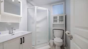 Baignoire, sèche-cheveux, serviettes fournies, savon