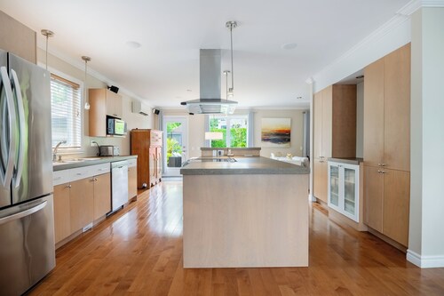 HOT TUB/only family welcomed/5 bdr cottage/trampoline/bbq/15 min to Old Quebec