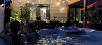 HOT TUB/only family welcomed/5 bdr cottage/trampoline/bbq/15 min to Old Quebec