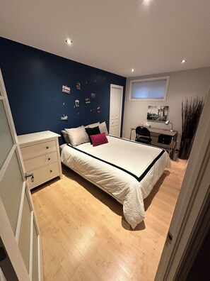 5 bedrooms, desk, iron/ironing board, travel crib