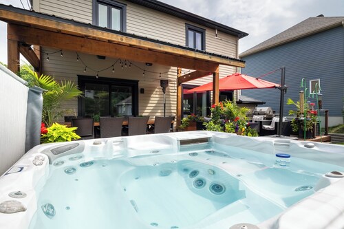 HOT TUB/5 bdr cottage/trampoline/bbq/electric car charger/15 min to Old Quebec