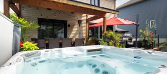 HOT TUB/5 bdr cottage/trampoline/bbq/electric car charger/15 min to Old Quebec