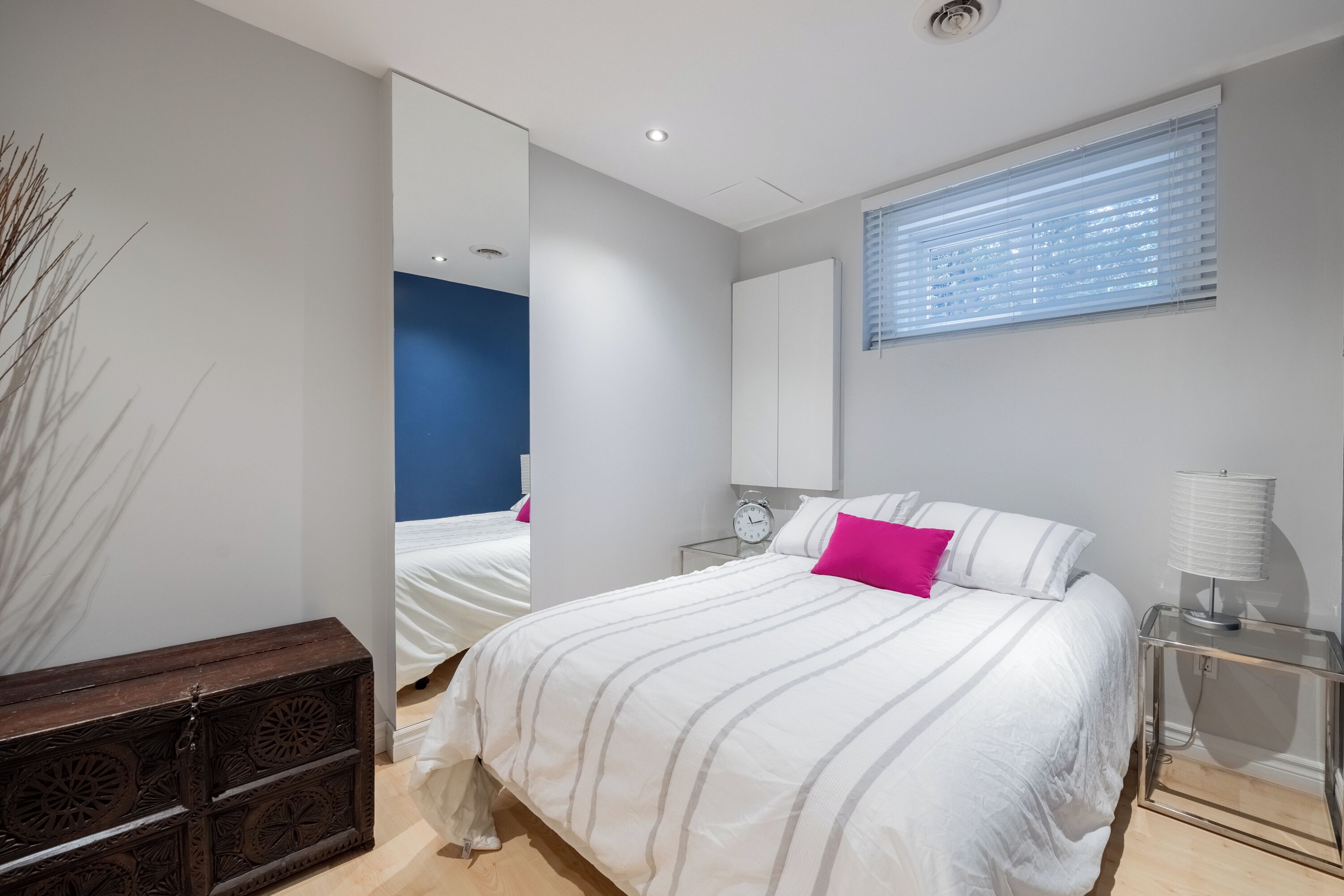 5 bedrooms, desk, iron/ironing board, travel crib