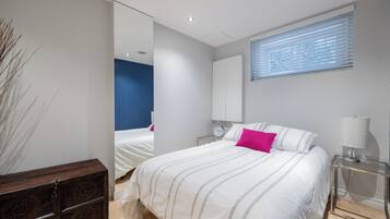 5 bedrooms, desk, iron/ironing board, travel crib