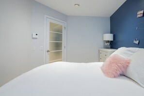 5 bedrooms, desk, iron/ironing board, travel crib