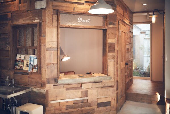 Kios check-in/check-out