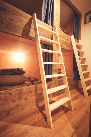 Dormitorio compartido básico, dormitorio mixto | Caja fuerte, wifi gratis, ropa de cama