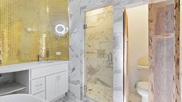 Baignoire, sèche-cheveux, serviettes fournies, savon