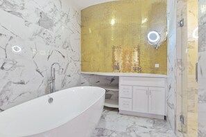 Tina, secadora de cabello, toallas, jabón 