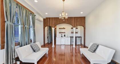 Prime Location! Entrance of Frenchmen!