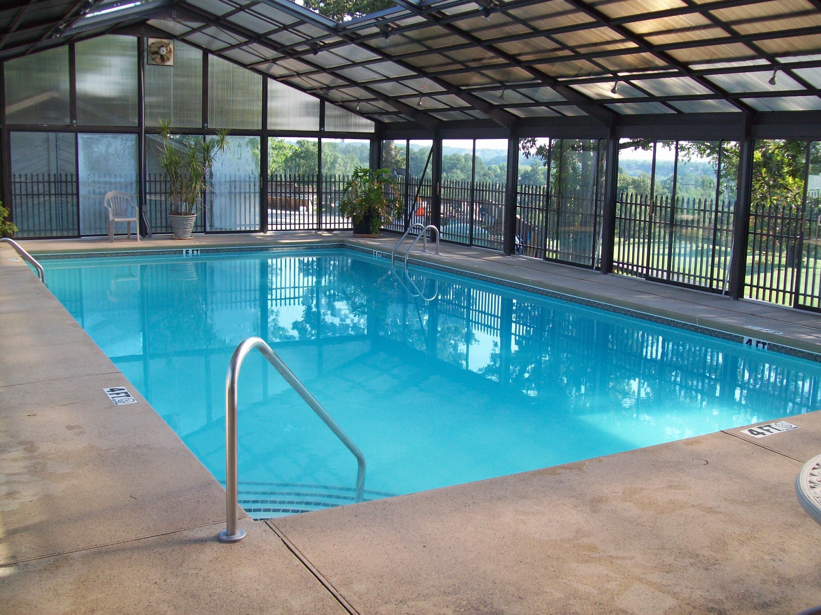 Innendørsbasseng og utendørsbasseng