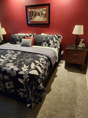 2 bedrooms, iron/ironing board, free WiFi, bed sheets - Walk-In Shower /Kings/ CLEAN/ Indoor&Outdoor Pools/ On Golf course 10th Fairway (Branson)