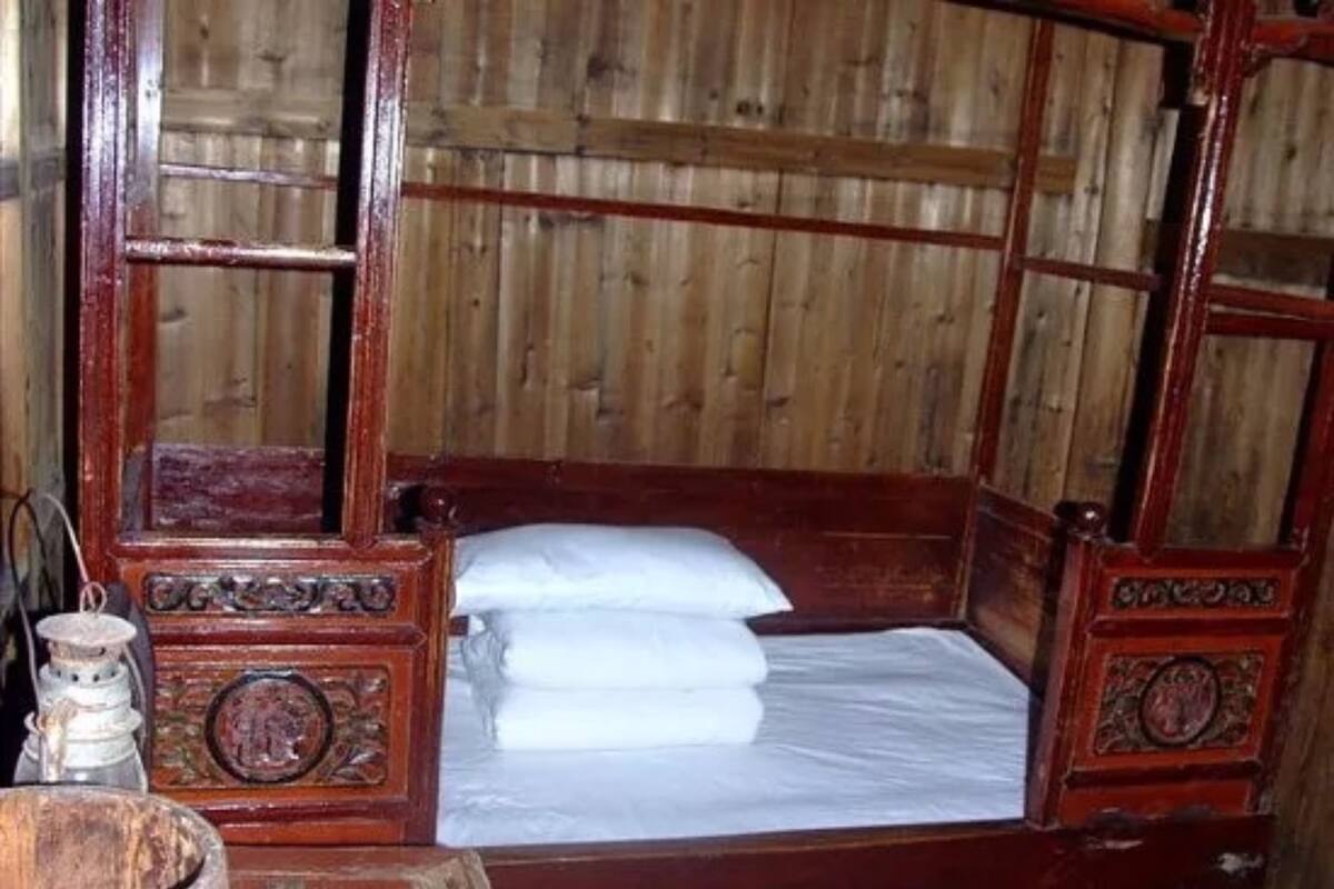 Classic Twin Room, Shared Bathroom