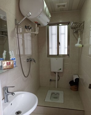 Standard Twin Room, Private Bathroom | Bathroom