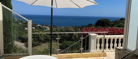 تناول الطعام بالخارج