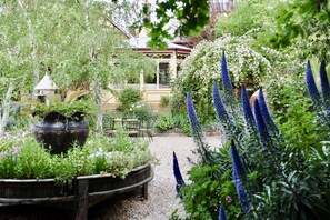 Outdoor dining - Rent your own Hotel in the Victorian Goldfields (Maldon)