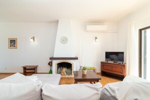 Télévision, cheminée