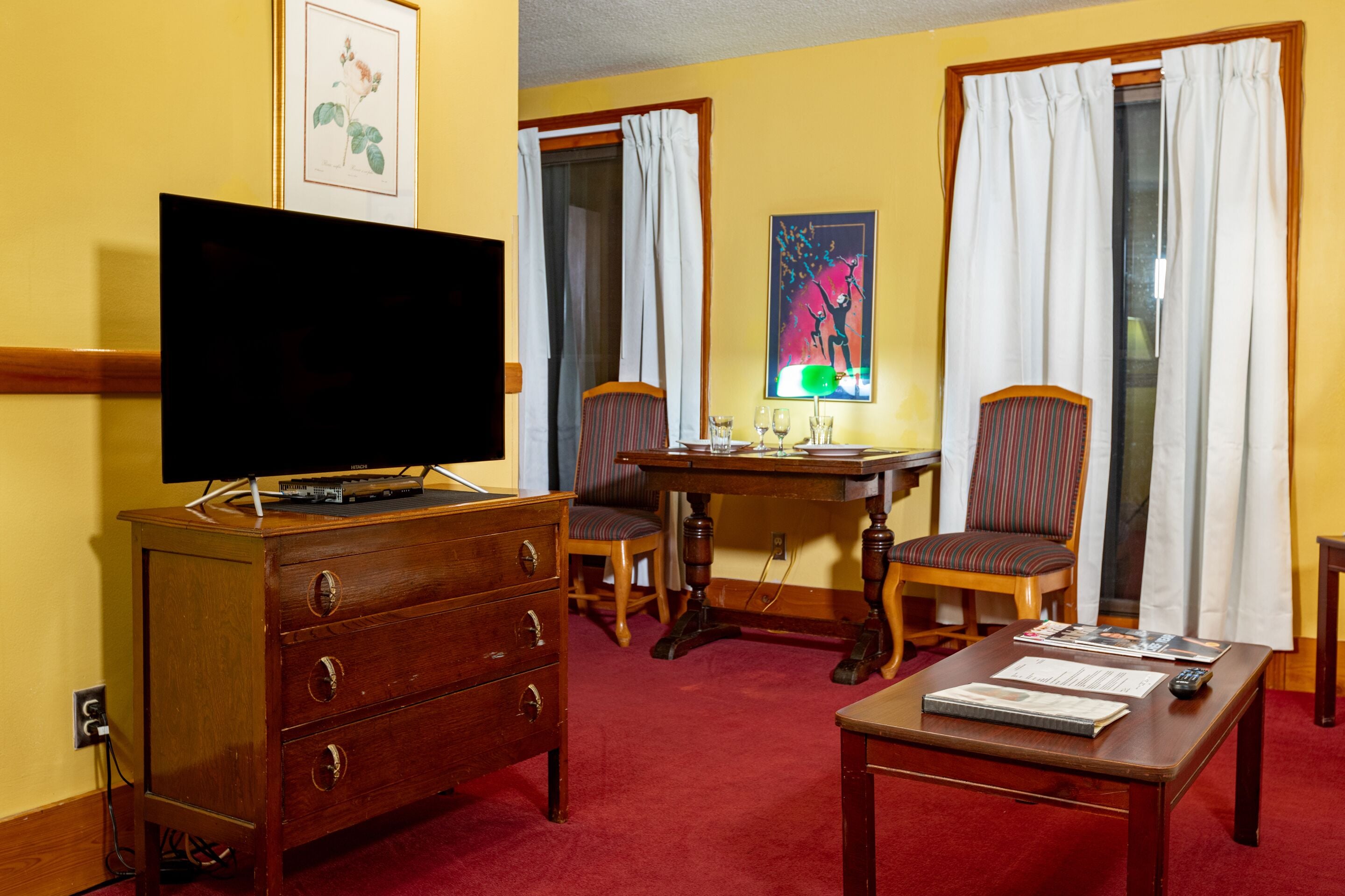 deluxe condo, 2 bedrooms, kitchenette | in-room dining