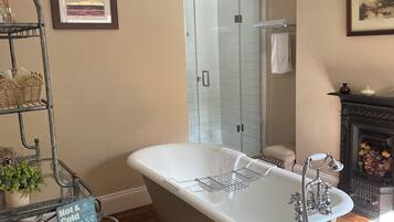 Baignoire, sĂšche-cheveux, serviettes fournies, savon