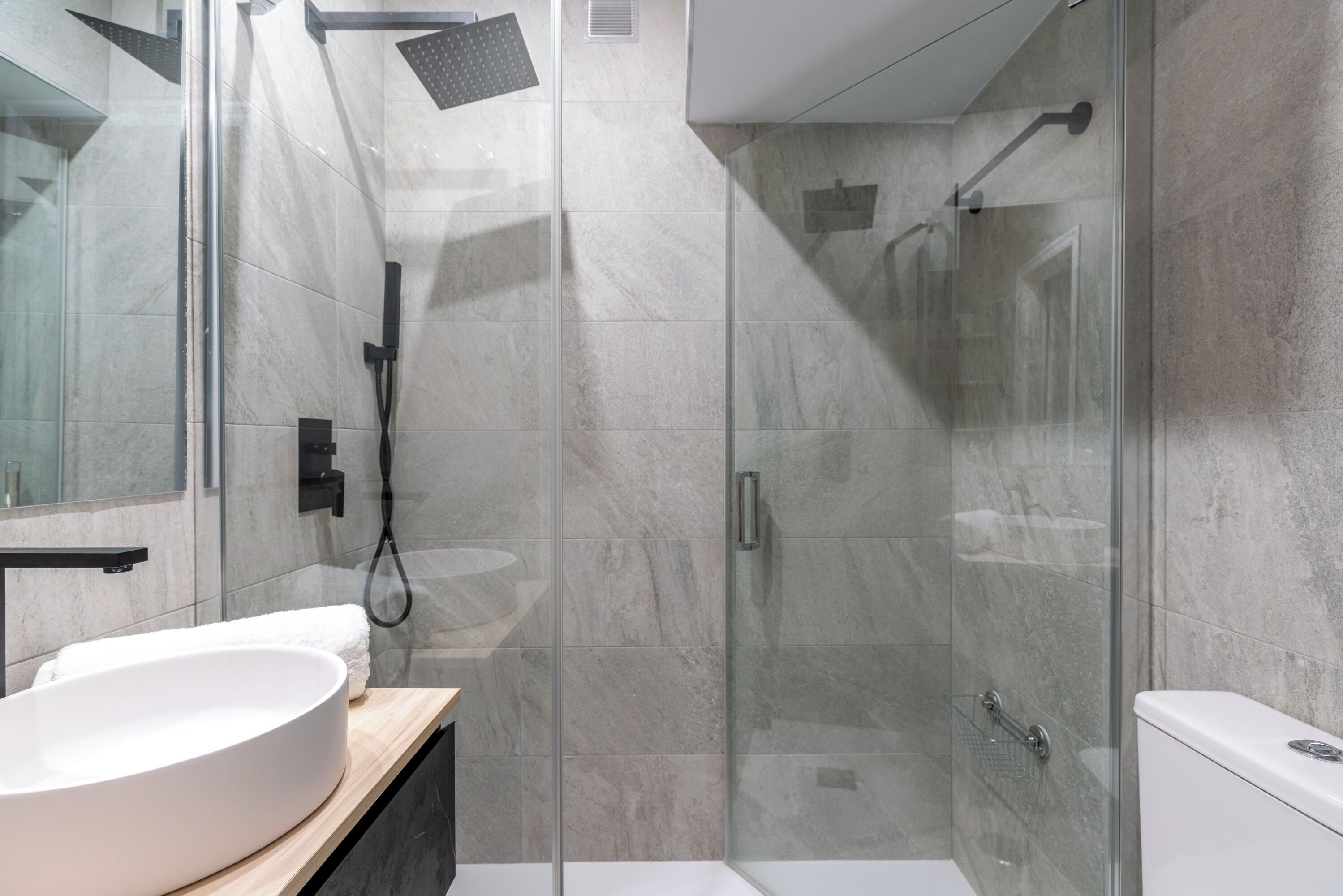 Combined shower/bathtub, hair dryer, towels