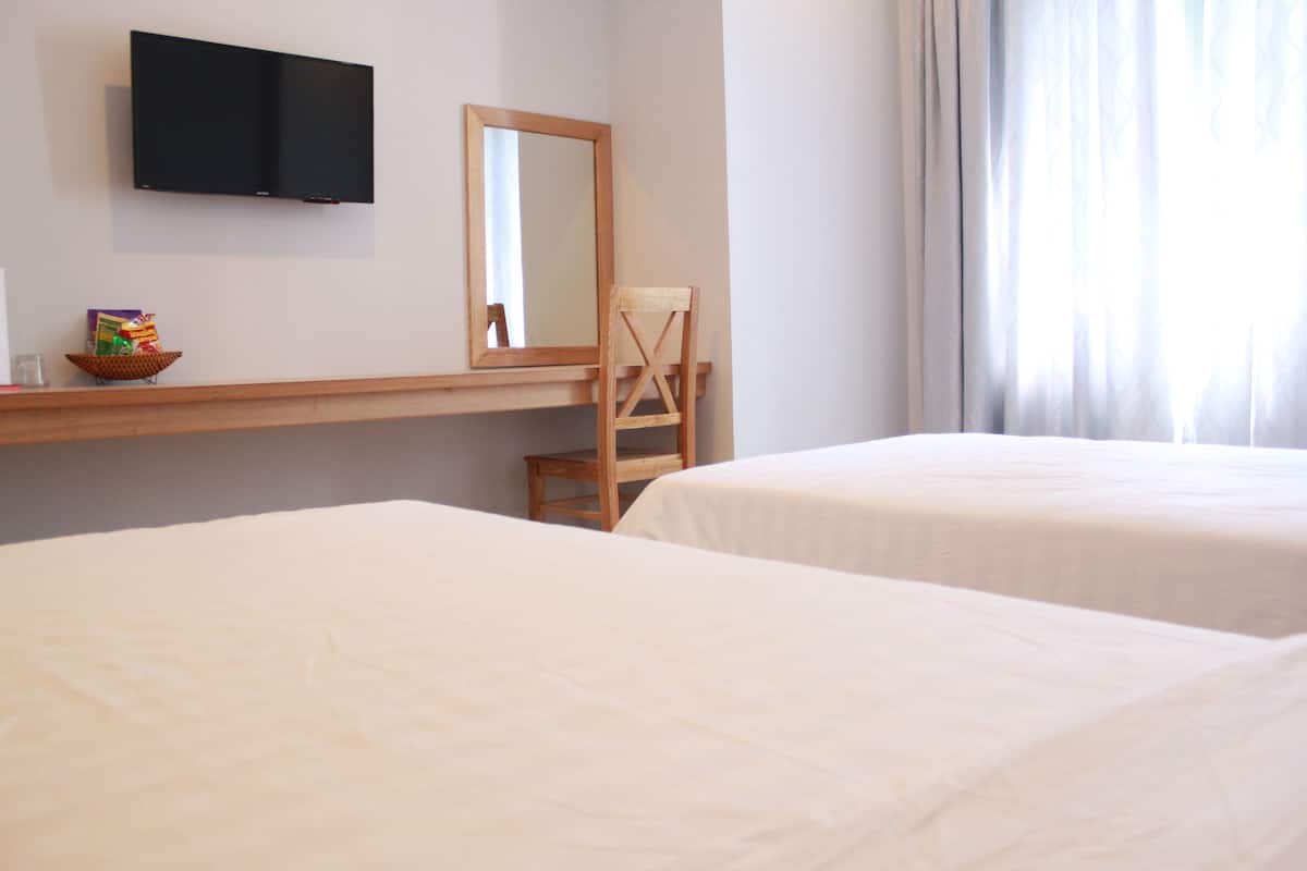 Basic-Zweibettzimmer | Minibar, Schreibtisch, laptopgeeigneter Arbeitsplatz, kostenloses WLAN