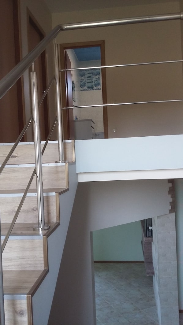 TV a schermo piatto, caminetto