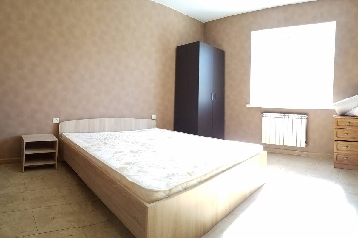 1 bedroom, premium bedding, iron/ironing board, free WiFi