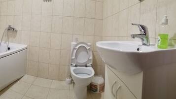 Stadtwohnung, 4 Schlafzimmer, Sauna | Badezimmer | Badewanne und Dusche (separat), Handtücher