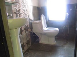 Deluxe Double Room, 1 Bedroom, Valley View | Bathroom | Shower, free toiletries, towels