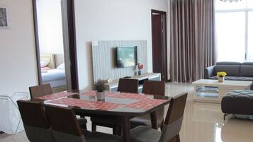 Akoya | In-room dining