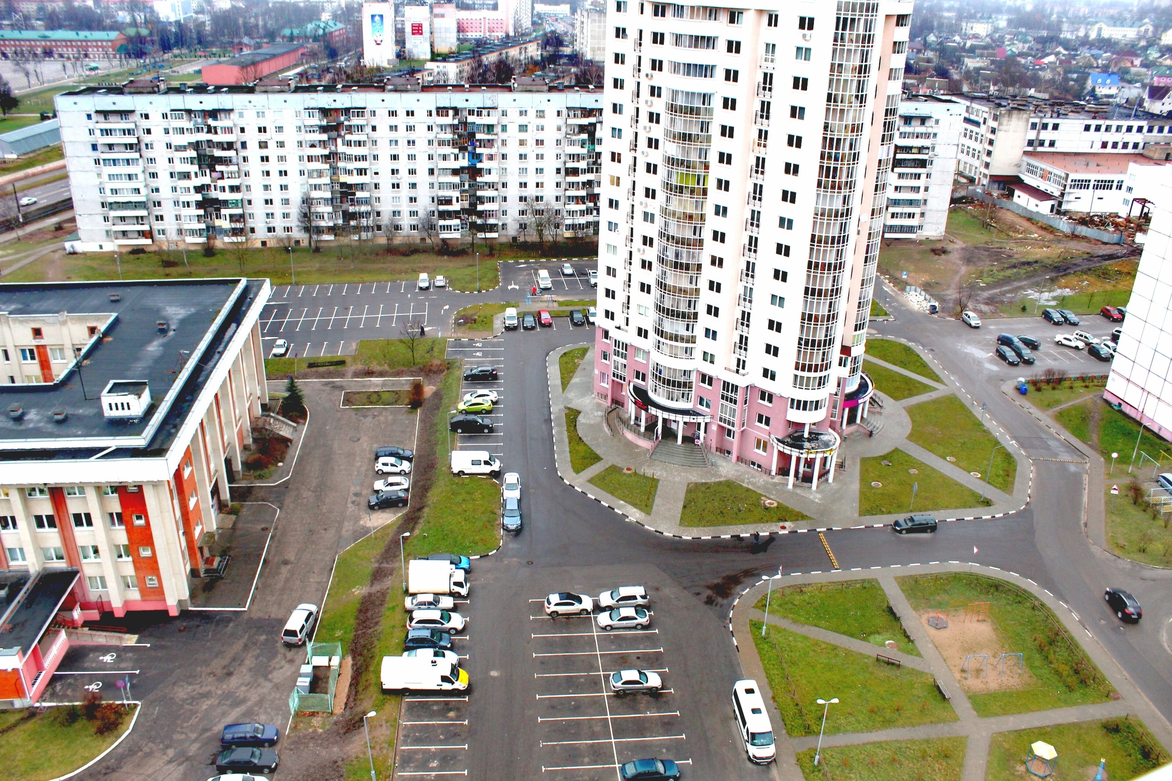 Um estacionamento de vários andares com vários carros estacionados em vagas designadas.