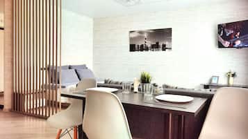 Căn hộ Tiêu chuẩn | Khu phòng khách | TV màn hình phẳng 35-inch có truyền hình cáp, TV