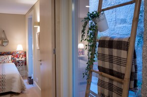 2 habitaciones, caja de seguridad en la habitación y escritorio 