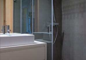 Shower, hair dryer, towels, shampoo