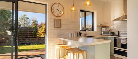 Ferienhaus, Bergblick | Eigene Kochnische | Wasserkocher mit Kaffee-/Teezubehör, großer Kühlschrank, Ofen