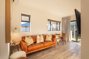 Cottage, Mountain View | Living room | 40-inch flat-screen TV with cable channels, TV, Netflix - Twizel Cottages (Twizel)