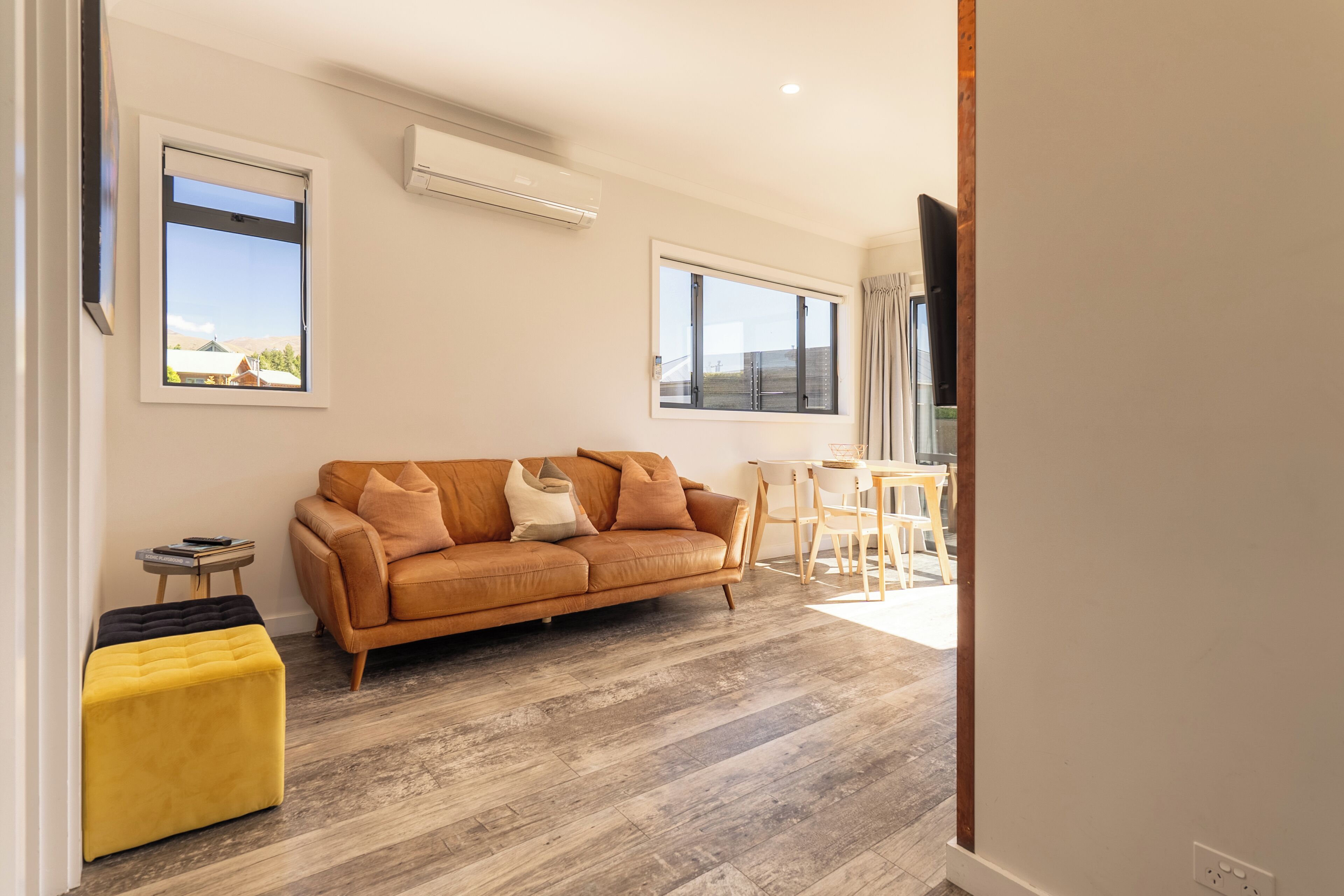 Cottage, 2 Bedrooms, Non Smoking, Kitchen | Living room | 40-inch flat-screen TV with cable channels, TV, Netflix