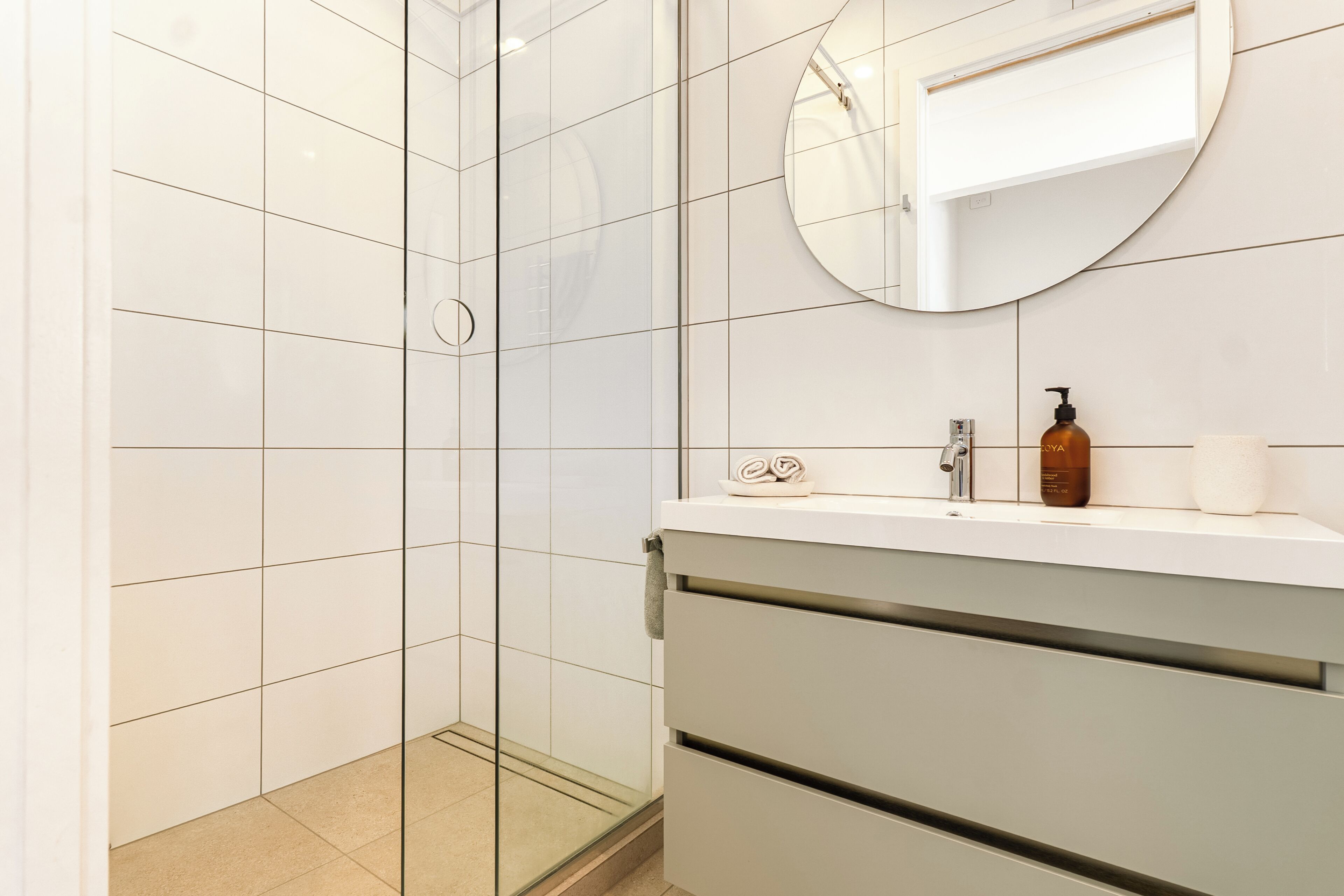 Casa de campo, vista a la montaña | Regadera en el baño