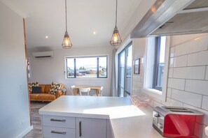 Ferienhaus, 2 Schlafzimmer, Nichtraucher, Küche | Eigene Küche | Großer Kühlschrank, Mikrowelle, Ofen, Herdplatte