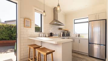 Casa de campo, 2 habitaciones, no fumadores, cocina | Cocina básica privada | Cafetera o tetera, frigorífico grande, horno y placa de cocina
