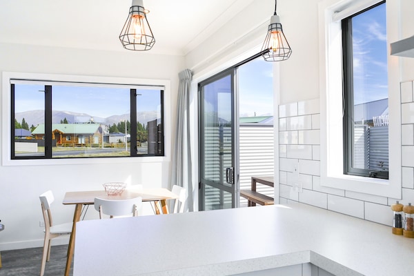 Cottage, 2 Bedrooms, Non Smoking, Kitchen | Living area | Flat-screen TV, Netflix