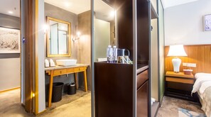 Deluxe Twin Room | In-room safe, desk, blackout drapes, free WiFi - Courtyard Hotel – Li River Branch (Guilin)