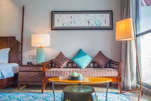 Deluxe Suite, Balcony | Peti besi dalam bilik, meja, langsir/tirai gelap terus, Wi-fi percuma 