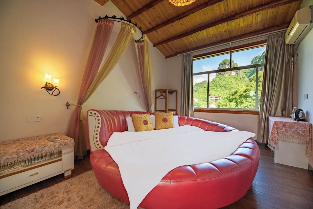 Romantic Room | Desk, blackout drapes, soundproofing, free cribs/infant beds