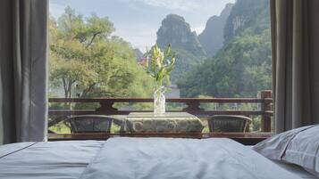 Twin Room | Desk, blackout drapes, soundproofing, free cribs/infant beds