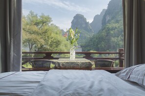 Twin Room | Desk, blackout drapes, soundproofing, free cribs/infant beds