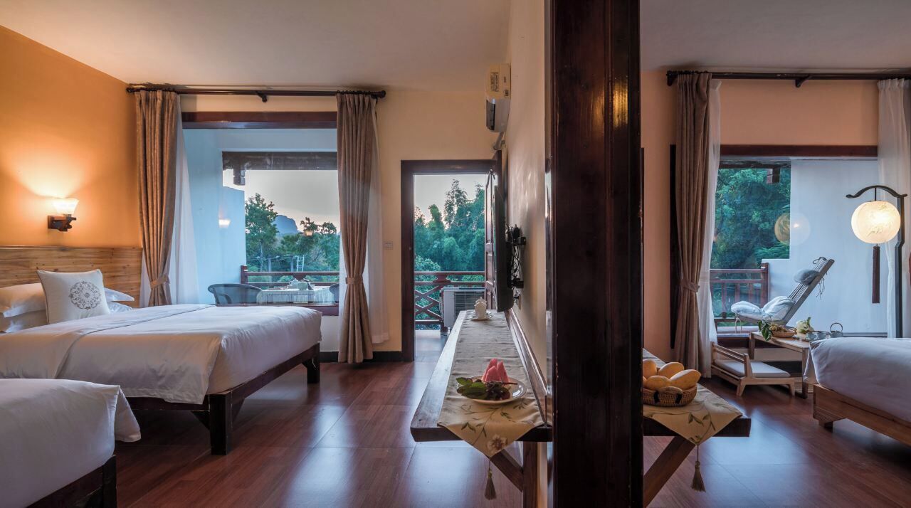 Escritorio, cortinas blackout y sistema de insonorización 